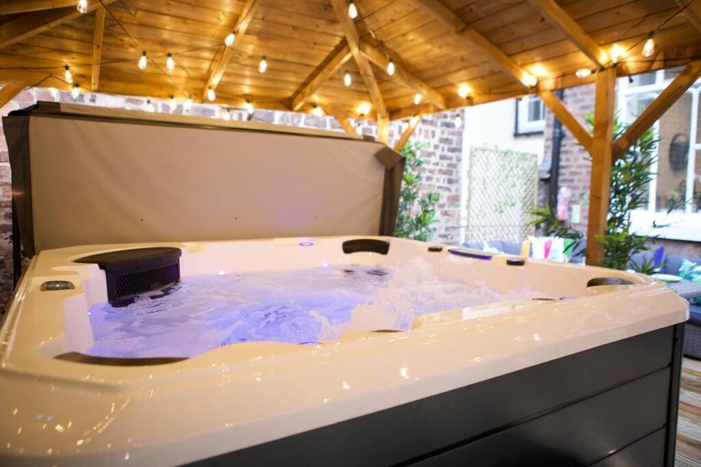 Romance On The Rows - Hot Tub City Centre Chester Esterno foto